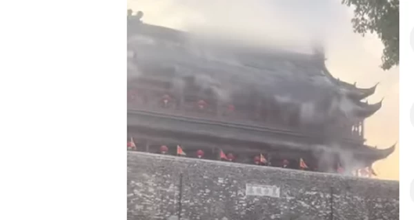 В Китае частично обрушилась крыша 650-летней Барабанной башни