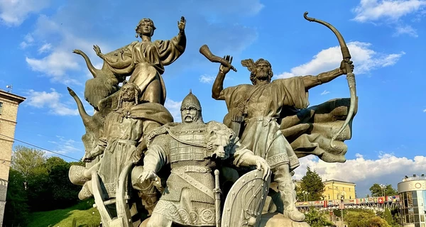 Киевляне снова увидели памятник основателям города – защитное сооружение демонтировали