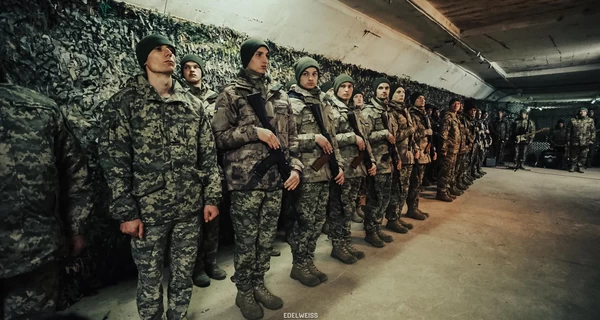 На Львовщине группа мужчин избила военного, который оповещал граждан