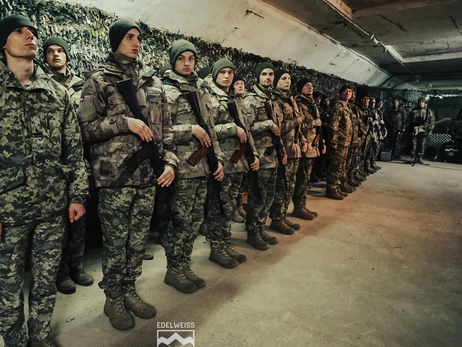 На Львовщине группа мужчин избила военного, который оповещал граждан