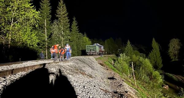 В Карпатах в результате российской дроновой атаки повреждена железная дорога