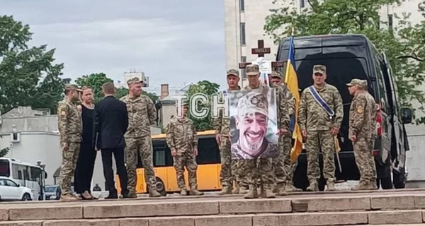 Педан, Падалко и Козловский пришли попрощаться с погибшим на фронте шоуменом Максимом Нелипой