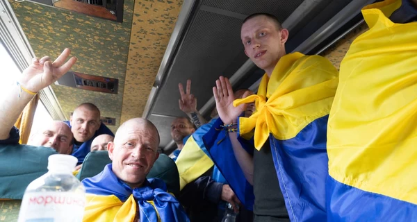 Омбудсмен показал кадры первого звонка освобожденного защитника: 