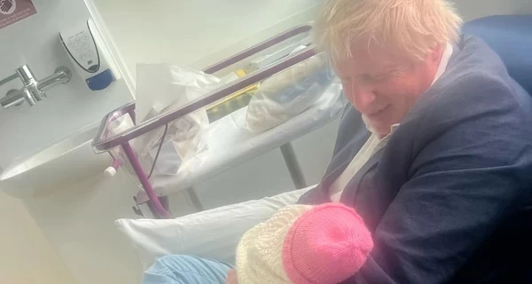 Борис Джонсон стал папой в девятый раз  