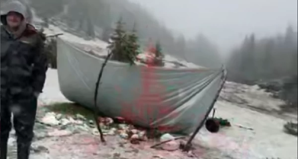 В конце мая снегом засыпает гору Сивуля в Карпатах