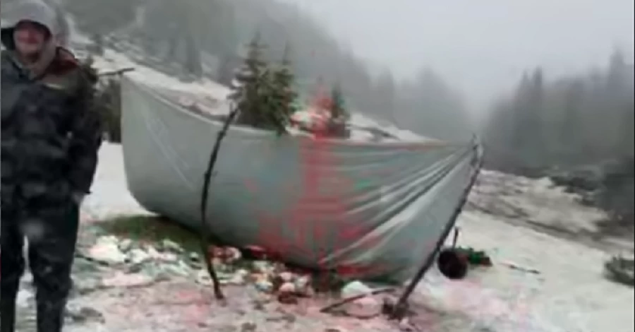 Наприкінці травня снігом засипає гору Сивуля в Карпатах