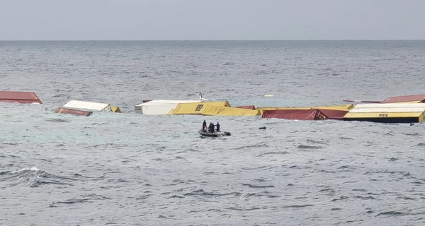 Возле Индии затонуло судно с опасным грузом, на борту были украинцы