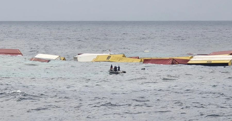 Біля Індії затонуло судно з небезпечним вантажем, на борту були українці