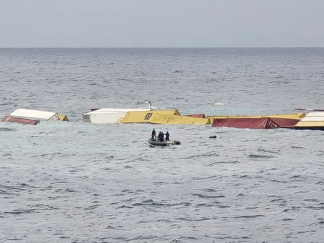 Біля Індії затонуло судно з небезпечним вантажем, на борту були українці