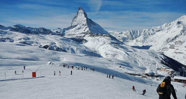 В горах Швейцарии нашли мертвыми пятерых лыжников