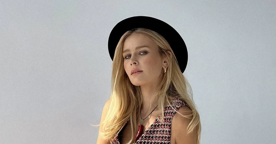 Актриса Екатерина Кузнецова оказалась в эпицентре обстрела и показала поврежденный дом родителей