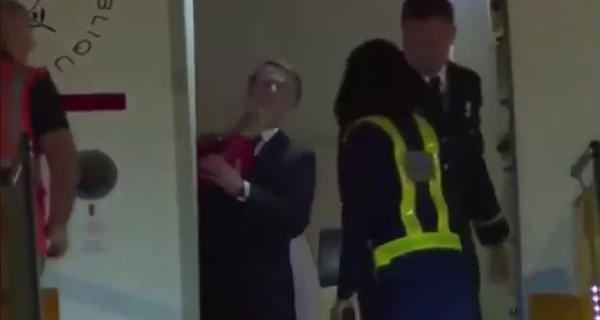 На камеру попал момент, как жена Макрона ударила его по лицу