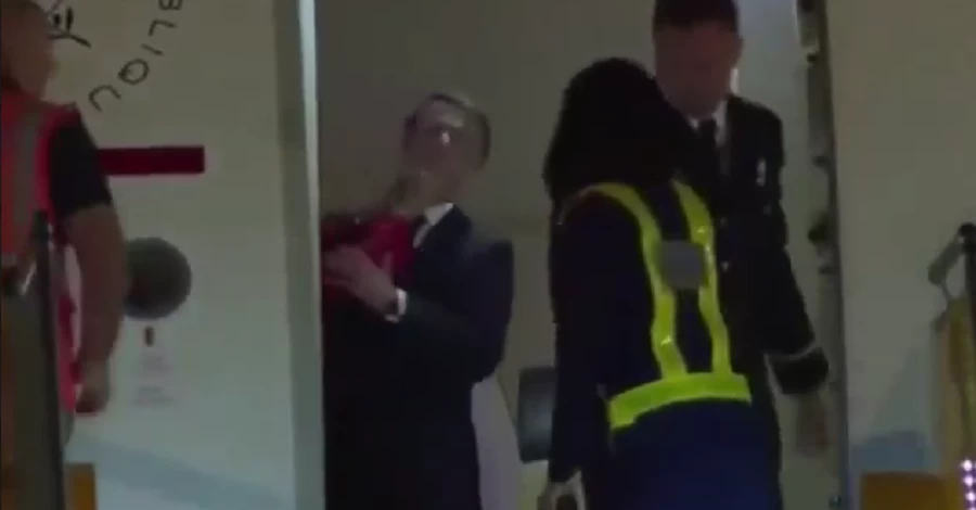 На камеру потрапив момент, як дружина Макрона вдарила його по обличчю