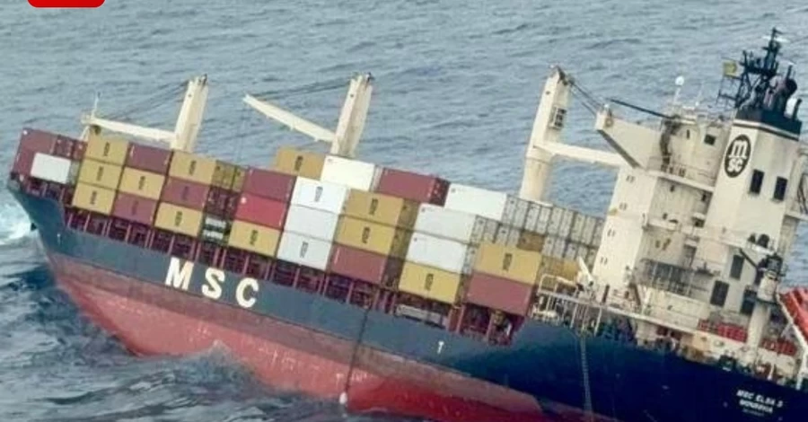 Біля берегів Індії затонуло контейнерне судно, серед врятованих - українці