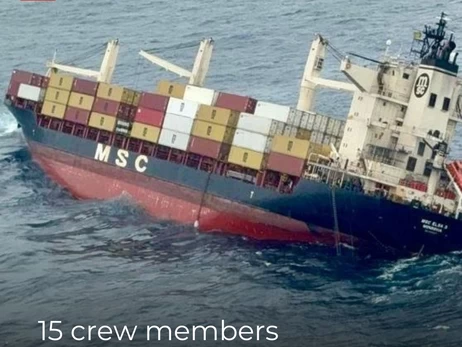 Біля берегів Індії затонуло контейнерне судно, серед врятованих - українці