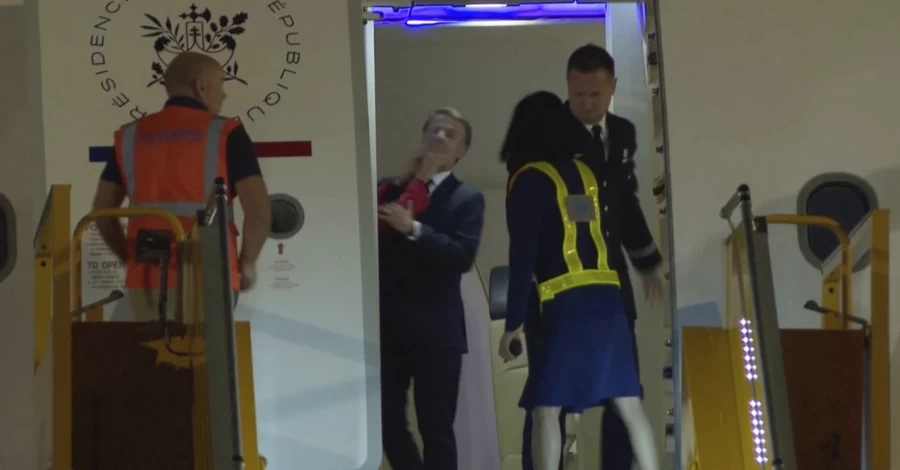 Макрон отримав ляпаса від дружини, тому що вони “просто жартували