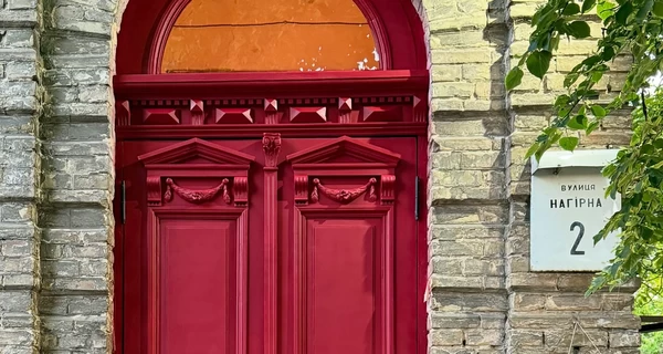 В Киеве восстановили двери исторического дома 1909 года