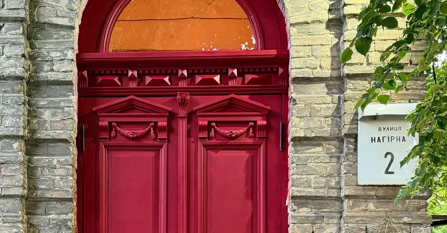 В Киеве восстановили двери исторического дома 1909 года