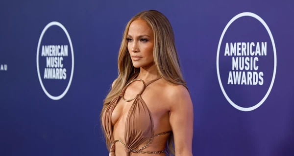 Вбрання зірок на AMA-2025: Сіара оголила ноги, а Дженніфер Лопес - декольте