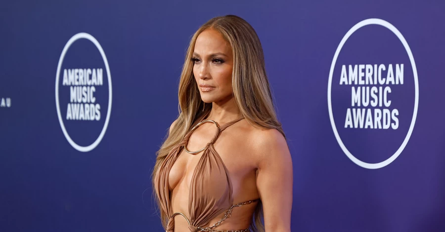 Наряды звезд на AMA 2025: Сиара оголила ноги, а Дженнифер Лопес - декольте