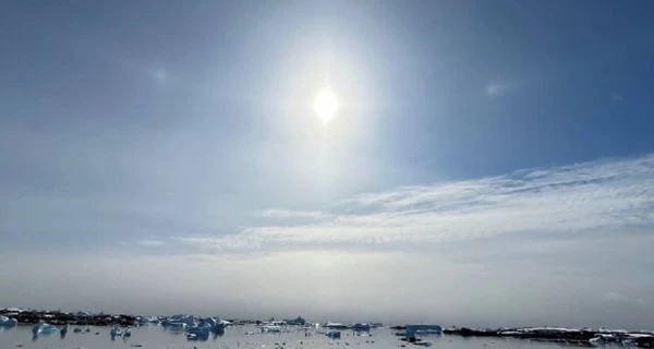 Украинские полярники возле станции 