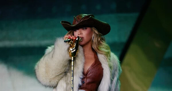 Бейонсе на концерті туру одягла шубу від українського бренду Cultnaked 