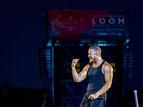 Солист Imagine Dragons развернул на концерте в Италии флаг Украины