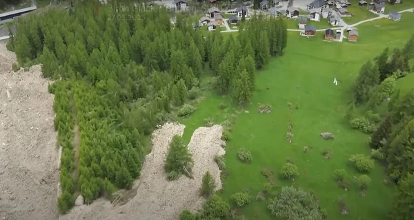 В Швейцарии из-за обрушения ледника с горы затопило целое село