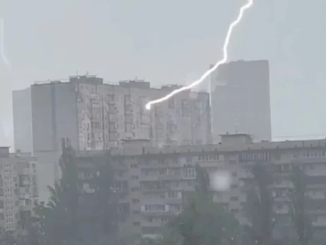 У Києві в багатоповерхівку влучила блискавка - область накрила сильна гроза з градом