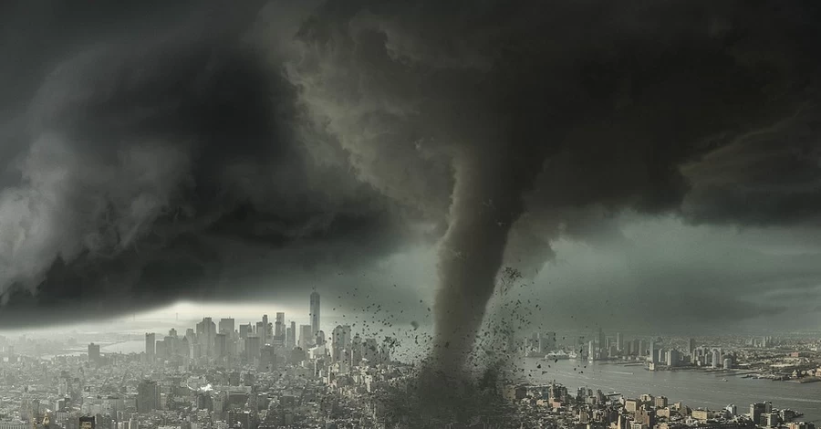 В центре Чернигова над многоэтажками пронесся смерч