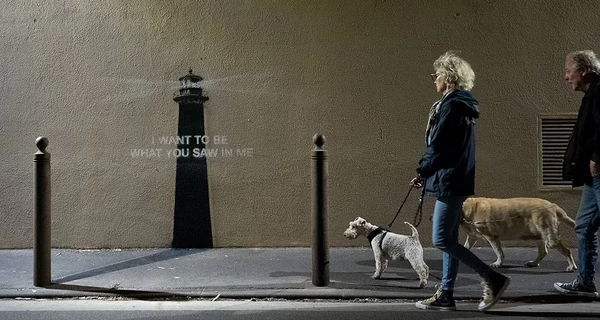 На стенах Марселя обнаружили новое граффити Бэнкси