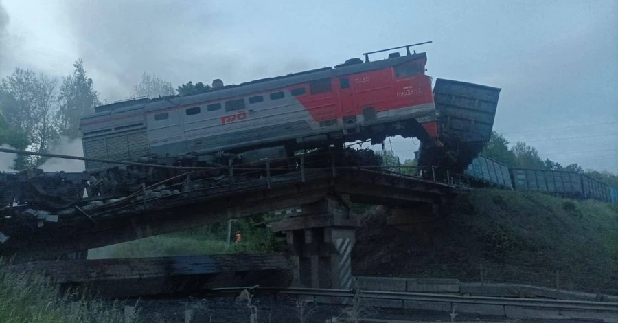 В России за сутки рухнули два моста - один под Брянском, второй - в Курской области