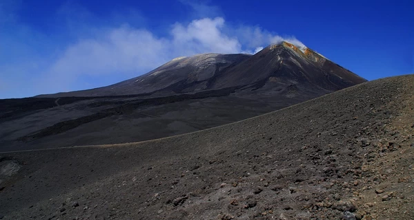 В Италии началось извержение вулкана Этна - объявлен красный уровень авиационной опасности
