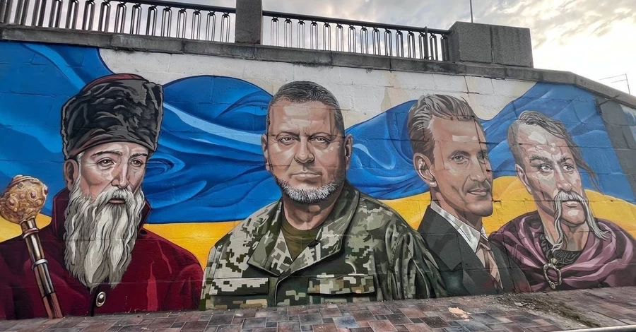 У Києві вдруге намалювали мурал із генералом Залужним