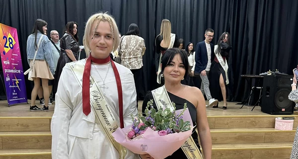 В Тернополе учительница поддержала мечту своего ученика: надела на выпускной платье, созданное по его эскизу