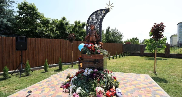 В Киевской области на месте попадания российской ракеты открыли памятный знак погибшим детям