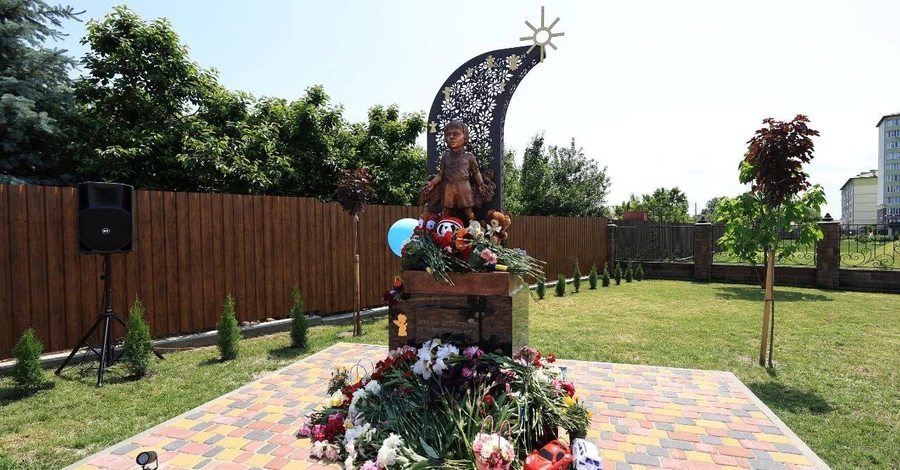 В Киевской области на месте попадания российской ракеты открыли памятный знак погибшим детям