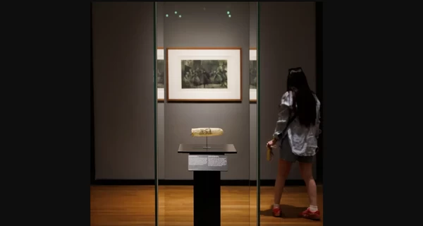 Музей в Амстердаме выставил 200-летний презерватив с картинкой, это вызвало аншлаг