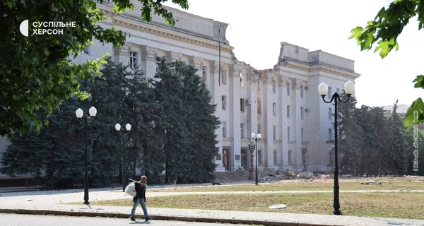 Российский КАБ попал в Херсонскую ОВА: разрушена часть крыши, есть пострадавшие