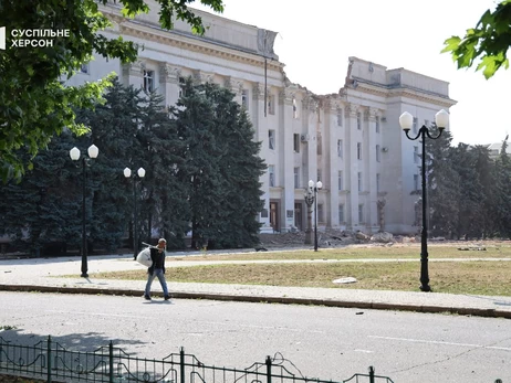 Російський КАБ влучив у Херсонську ОВА - зруйновано частину даху, є постраждалі