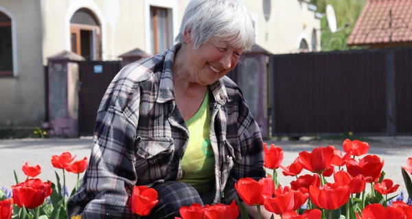 Пенсионерка на Буковине превратила родной поселок в огромную цветочную клумбу