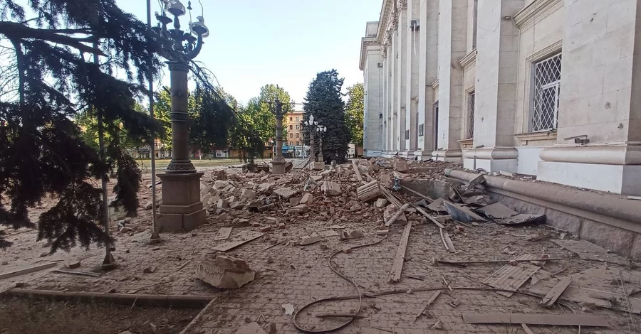 Зеленський відреагував на удар РФ по будівлі Херсонської ОДА: 