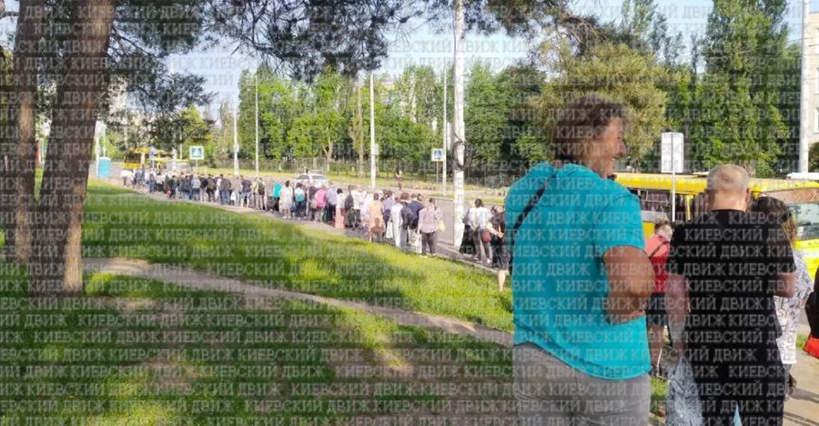 В Киеве после ночного обстрела – километровые очереди на остановках и такси за 1000 гривен