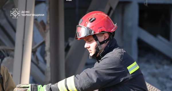 В Чернигове россияне ударили по объекту инфраструктуры, под завалами могут быть люди