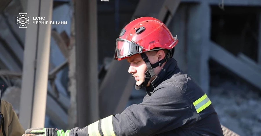 В Чернигове россияне ударили по объекту инфраструктуры, под завалами могут быть люди