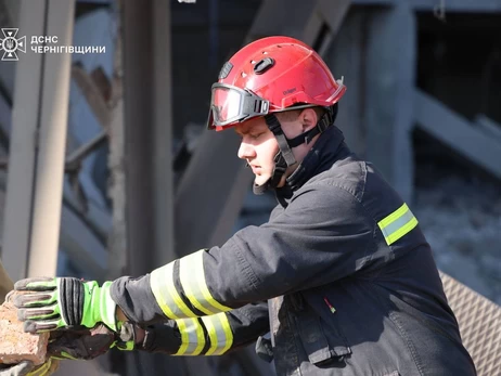 В Чернигове россияне ударили по объекту инфраструктуры, под завалами могут быть люди