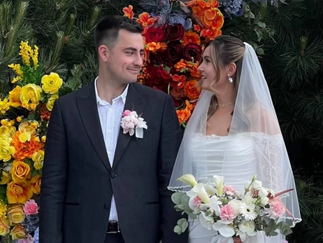 Телеведучий Фіма Константиновський показав зворушливі кадри з весілля з коханою