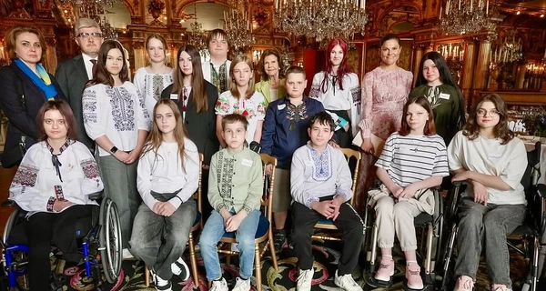 Королева и кронпринцесса Швеции пообщались с украинскими детьми-беженцами