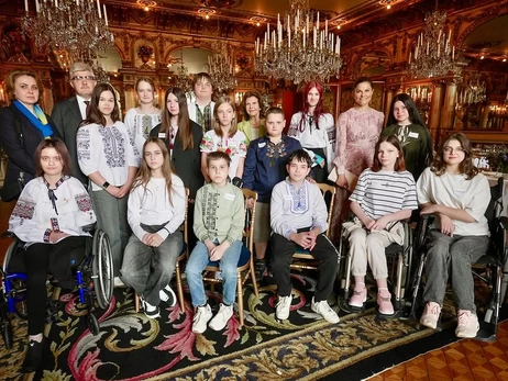 Королева и кронпринцесса Швеции пообщались с украинскими детьми-беженцами