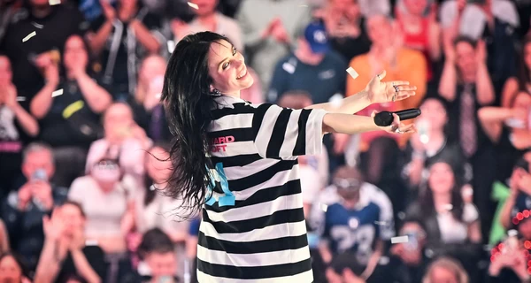 Билли Айлиш озвучила остановку в общественном транспорте Кракова